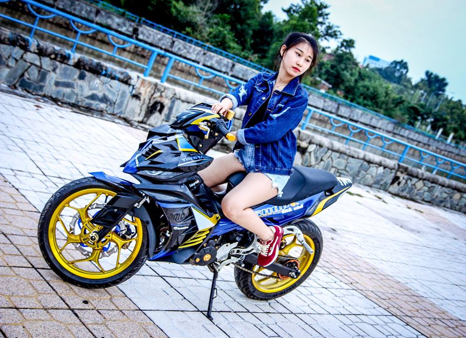 Hình ảnh một chiếc xe đạp tùy chỉnh và một cô gái siêu ngầu