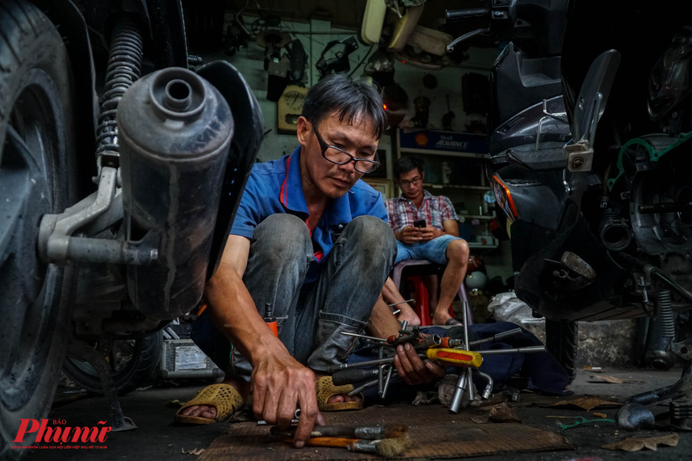 Những thợ sửa xe máy rất tài năng và siêng năng. Họ sử dụng kỹ năng và kiến thức của mình để sửa chữa những thứ mà nhiều người không thể làm được. Hãy xem hình ảnh liên quan để tìm hiểu thêm về những thợ sửa xe máy tài năng này.